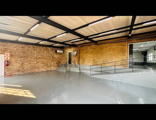 264M² WAREHOUSE TO LET IN FACTORIA